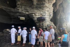 Turis Tanah Lot antri untuk dapat tirta penglukatan