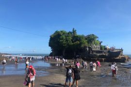 Lebih dari 300.000 turis kunjungi Tanah Lot selama 2023