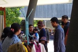 Jokowi beli produk UMKM lokal di Gua Batu Cermin