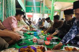 Silaturahmi Idul Fitri, makan bajamba meriahkan ziarah rumah gadang di Dharmasraya