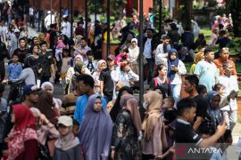 Warga berwisata ke TMII saat libur lebaran