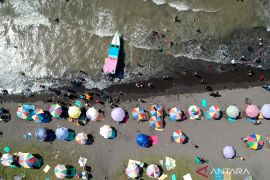 Libur lebaran di pantai utara Jawa