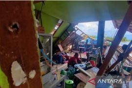 Dua tongkang hantam puluhan rumah di Kalsel