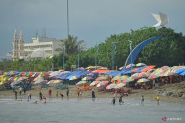 Pantai Padang lokasi wisata favorit akhir tahun