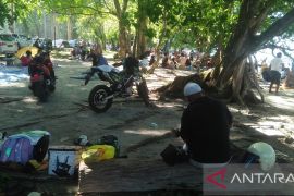 Ribuan pengunjung padati objek  wisata Pantai Hunimua
