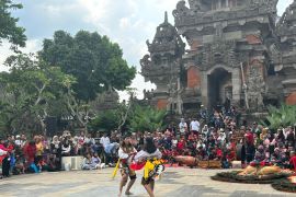 Puluhan ribu pengunjung padati TMII