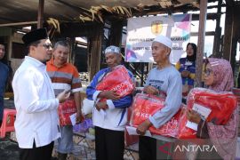 Bupati HST salurkan santunan korban kebakaran