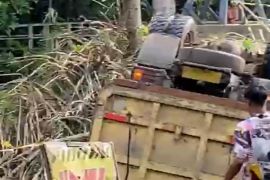 Akibat jalan tidak kunjung diperbaiki Pemprov Kalsel, truk bermuatan terbalik