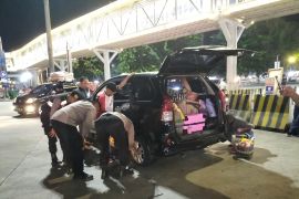 Polisi bantu kendaraan pemudik saat mogok di area Pelabuhan Bakauheni