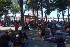 Menikmati semilir angin kawasan pesisir Surabaya