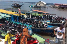 ARUS BALIK-Pelabuhan kapal kayu di Penajam Paser Utara  dipadati calon penumpang