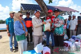 Korban hantaman tongkang batu bara terima bantuan dari Pemkab Tapin