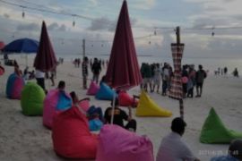 Pantai Ngurbloat Maluku dikunjungi ribuan wisatawan liburan saat libur Lebaran