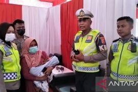 Terjebak macet wanita melahirkan di Pos Terpadu Exit Tol Parungkuda