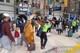 Porter stasiun Pasar Senen peroleh dua kali pendapatan saat arus balik