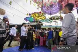 Warga  suku Banjar HST  laksanakan tradisi "Batumbang Apam" rayakan Lebaran