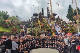 Pakis Bali edukasi jaga kebersihan di kawasan Pura Agung Besakih