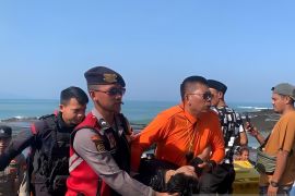 Tim SAR selamatkan wisatawan Bogor nyaris tenggelam di laut