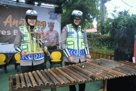 Teras Angklung Polres Bogor di Simpang Gadog