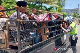 Satlantas Polres Aceh Barat jaring pick up angkut penumpang di jalan raya