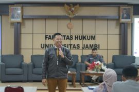 Mengangkat batang terendam (Volkgeist) pemimpin Indonesia