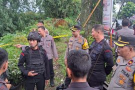 Sembilan Granat dan satu kotak peluru aktif ditemukan warga saat bersihkan longsor di Padang Panjang