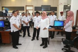 Bupati Ipuk cek pelayanan publik hari pertama kerja