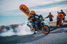 KTM 890 SMT meluncur dan tiba pada Mei nanti