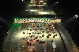 Petugas bersihkan jalur jelang berakhirnya rekayasa lalu lintas one way Kalikangkung-Cikopo