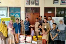 Dinsos P3A Bali peringati hari otonomi dengan serahkan bantuan ke LKSA