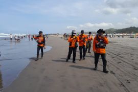 SAR menerjunkan lima tim cari wisatawan tenggelam di Pantai Parangtritis