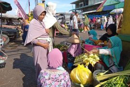 Warga Mataram buru janur kuning untuk "Lebaran Topat"