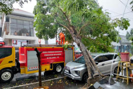 Beberapa petugas menangani banjir di Kediri