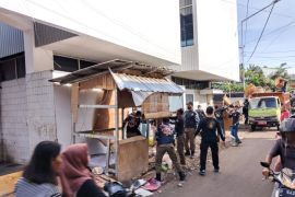 Satpol PP Kota Semarang tertibkan puluhan PKL  liar