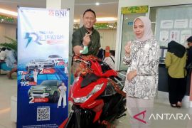 Warga Baubau mendapat undian sepeda motor program RejekiBNI #GakPakeNanti