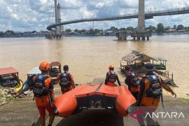 Basarnas cari seorang pemancing tenggelam di bawah Jembatan Gentala Arasy