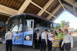 Satpol PP Bali periksa identitas pendatang selama arus milir lebaran