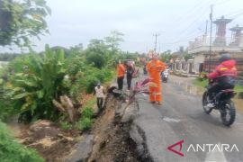 Polres OKU Timur pasang garis polisi di jalan longsor
