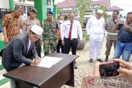 Bupati Tanah Bumbu musnahkan ribuan botol miras