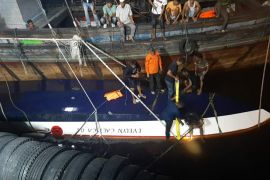Bakamla evakuasi korban Kapal Evelyn Calisca 01 yang terbalik saat menuju Tanjungpinang