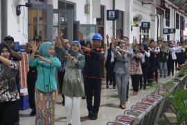 Sebanyak 60 penari "flash mob" di Stasiun Madiun
