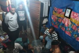 Lima orang ditangkap Tim Opsnal Sat Resnarkoba Polres Pasaman Barat saat memakai sabu