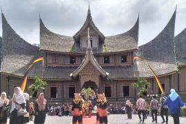 Prabowo Subianto hadiri "Batagak Gala" Wamenaker di Sumbar