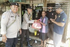Polsek Kapuas Timur bantu warga yang rumahnya tersambar petir