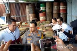 Polisi tutup sebuah gudang solar ilegal di Palembang