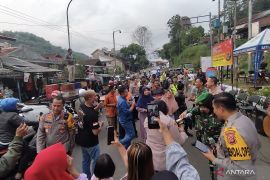 Grup musik jalanan hibur pemudik terkena penutupan jalur sementara di Nagreg saat one way