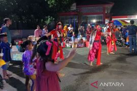 TNI dan Polri di Cirebon berikan hiburan tari dan bagikan makanan khas bagi pemudik