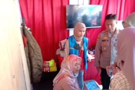 Petugas Pospam Citimall Kota Sukabumi evakuasi wanita yang terjatuh di eskalator