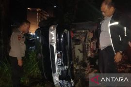 Mobil tabung gas terbalik di jalur wisata pantai selatan