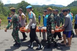 TNI-Polri evakuasi warga perbatasan Indonesia-Malaysia yang sakit